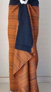 ซิ่นผ้าฝ้ายทอยกดอกหมักโคลนสีน้ำตาล