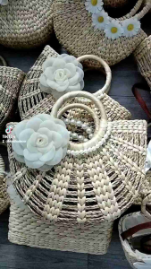 túi cói lục bình đính hoa cúc siêu xinh size 20cm