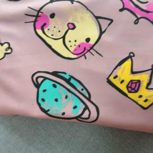 ชุดนอนเซท ชุดนอนแขนยาว+กางเกงขายาว ชุดนอนเด็กหญิง เสื้อ รอบ ได้ไม่เกิน34นิ้ว ความยาวเสื้อ 20 นิ้ว กางเกงเอวยืดได้ไม่เกิน 32 นิ้ว ความยาว กางเกง32 นิ้ว ชุดนอนเด็กหญิง