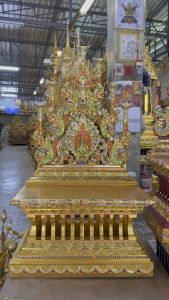 เชิงเทียนล้านนา สัตตภัณฑ์ เชิงเทียน ส120 x ก70 x ล40 ซม. แท่นวางหน้าพระประธาน ทำจากไม้สักแกะสลัก ลายพญานาคและนกยูง ปิดทองคำเปลวประดับกระจกสี