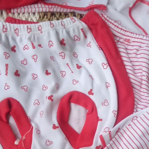 paket newborn 12 pcs warna seri merah kutung /pendek /panjang di lengkapi : 3 pcs sartaki /topi tali