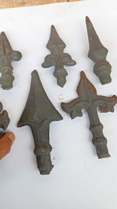 Ornamen tombak besi cor