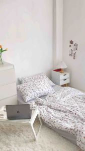 ชุดเครื่องนอนครบเซ็ท(ลายดอกไม้) 1 ชุด ประกอบด้วย 👇👇 💚ผ้าปู 1 ชิ้น รัดมุม4ด้าน 💚ปลอกหมอน 2 ชิ้น 💚ปลอกหมอนข้าง 2 ชิ้น -ผ้าปูใส่ฟูกที่นอนได้ 10 นิ้ว -ผ้านวมหนา 3นิ้ว (ขนาด5x 5.5 ฟุต)