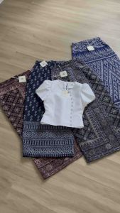 Sira Siri ชุดไทยรุ่นลิซ่า เสื้อผ้าไหมอิตาลี ทรงลิซ่า แขนกลีบบัว แมทช์กับผ้าถุงสำเร็จรูปทอลายสวยๆ งานตัดเย็บละเอียด อัดกาวอย่างดีจ้า