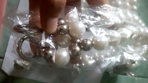 Sepasang Handle tas mutiara. dibuat kuat dengan kawat sehingga tidak mudah putus. kombinasi mutiara dan silver membuat handle tas terlihat elegan. cocok untuk tas rajut: tali kur