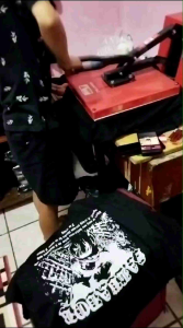 Kaos Hitam Desain Unik: Gambar Sapi & Rumpu Hijau