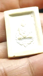 พระคำข้าว รุ่น 2 มหาลาภ เป็นพระเนื้อผงสีขาวปางมารวิชัย มีลักษณะพิเศษเนื้อเกิน หลวงพ่อฤาษีลิงดำสร้าง