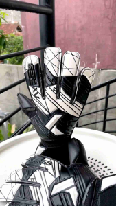 Sarung Tangan Kiper Ayres Black & White 2024