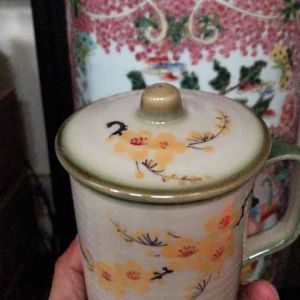 Ly sứ quay có nắp đậy 300ml cỏ xanh hoạ tiết Mai Vàng Đón Xuân