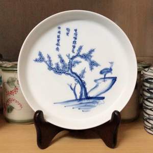 Đĩa Cảnh men lam chất liệu sứ có hoạ tiết Mai Hạc 19 x 2cm chân kê bằng gỗ nhựa đúc theo từng lô hàng