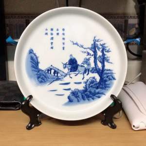 Đĩa Cảnh men lam chất liệu sứ có hoạ tiết Đạp Tuyết Tầm Mai sắc nét Phi 19 x 2cm có chân kê bằng gỗ nhựa đúc theo tường lô hàng