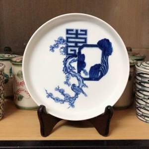 Đĩa cảnh Mai Cài Thọ chất liệu sứ hoạ tiết mai cài thọ men lam sắc nét phi 19cm x 2cm chân kê bằng gỗ nhựa đúc theo từng lô hàng