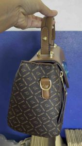 กระเป๋าสะพายผู้หญิงทรงหมอนหนังพีวีซี (รหัส8185)