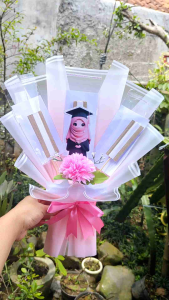 [Ready Buket] Buket Wisuda Kombinasi Isi 3 Lembar Uang Dan 3 Stik Snack PraktisTinggal Isi Dengan Topper Wisuda Hijab/ Nonhijab/ Laki-laki Gratis Kartu Ucapan