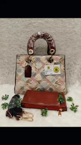 Tas wanita hand bag ibeje original berbahan bordir halus bermotif bunga2 dengan kombinasi kulit premiumterdapat dompet besar dan tali panjang yg bisa dipanjang pendekkandalaman bludru tebal dan ada resletingnyacocok bangat buat pesta dan jalan2 bergay