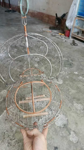 Lồng bẫy mào choè khướu mi - Chuồng chim bằng kim loại với thiết kế hình cầu và thanh treo.