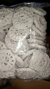 kerupuk mawar mentah 1 kg/babanggi mentah.sedia ukuran sedang dan kecil