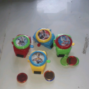 Một cái bắn dĩa đeo tay bằng nhựa rất đẹp