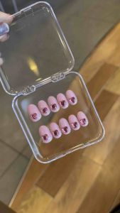 เล็บเจลทรงอัลมอนด์สั้น เล็บปลอมสีชมพูทับโฮโลแกรม สีสวยมากๆ ตกแต่งอะไหล่หัวใจวิ้งค์ๆ