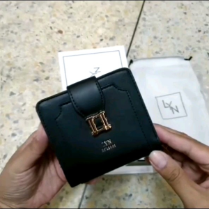 LYN กระเป๋าสตางค์ใบสั้น 4.5 นิ้ว อะไหล่ทองสวยงาม งานแท้ หิ้วขึ้นเครื่องได้ทั่วโลก