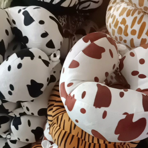 bantal leher bentuk sofa bahan velboa motif hewan