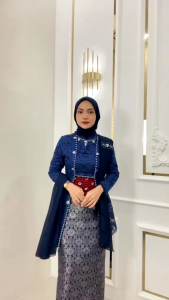Baju batik couple kebaya warna navy biru terbaru Baju couple ayah dan anak warna biru navy motif saroja Batik Ayah Dan Anak Kebaya Couple Saroja Kebaya Lamaran Kebaya Wisuda Warna biru navy