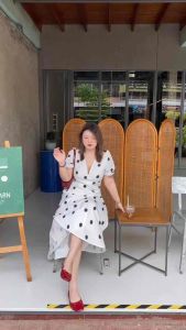 🌸พร้อมส่ง! Outfit สุดน่ารัก จาก PLERNTA🌸 เดรสลายจุดแขนตุ๊กตา ซับในยาว มีซิบข้าง สวยหวานคลาสสิกในสไตล์วินเทจ เดรสยาวพลิ้วเบาสบาย ใส่แล้วหุ่นเป๊ะ ลายจุดดำบนพื้นขาวสุดคลาสสิก แขนพองเล็กน้อยเพิ่มเสน่ห์ให้ดูละมุน เหมาะกับใส่ออกเดตหรือเที่ยวคาเฟ่ชิคๆ