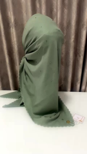 Hijab segiempat Swarovski atas bawah Hasian scarves