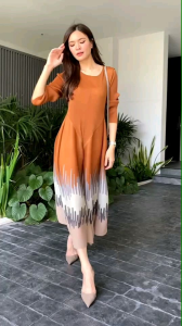 เดรสอัดพลีท ทรงคอกลม แขนยาว แพทเทิร์น ตีเกร็ด 8 เหลี่ยม รอบตัว งานสวยเกรด AA Premium 👍🏻 รุ่นนี้ เบรนด์ สีดีเทลไล่เฉด  ช่วงชายกระโปรง 🌈🌈 เพิ่มความไฮโซว สวยงามมาก เนื้อผ้าพลีทเนื้อนิ่ม นุ่ม เด้ง  ใส่สบาย งานหรู แบบงาน Brand 😉    ชุดเดียวเอาอยู่ สวยถูกใ