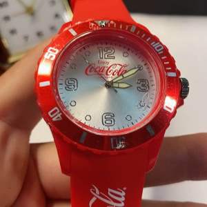Đồng hồ nam nữ thời trang hiệu COCA COLA  mới nguyên khóa  nguyên seal  niềng xoay size 46mm  dây silicone vỏ plastic