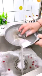 SS1739 多功能硅胶洗锅刷 #硅胶洗锅刷 家里有厨房的快来试试这个硅胶锅刷，用它刷锅不伤锅具不脏手�� 厨房清洁�用于清洗锅具、餐具、厨房台面、油烟机污渍、灶台等均能轻松除污 特点：刷毛分布均匀，不伤锅，易起泡泡，安全环保，易清洗�� #厨房好物推荐 #生活好帮手 #好物推荐#  �颜色随机 4