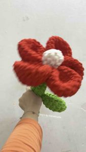 Bông hoa to khổng lồ bằng len nhung làm gối ôm quà tặng