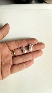 1 pasang anting mutiara kupu