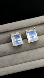ต่างหูพลอยมูนสโตน ทรงสี่เหลี่ยม เนื้อค่อนข้างใสเหลือบเเสงสีฟ้าชัดเจน เรือนเงินเเท้ 925 ใส่สวยได้ทุกงาน ✨✨ ( Moon Stone Earring / Silver 925 )🍁