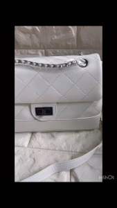 กระเป๋าสะพายผู้หญิงสีขาวออกงานได้เป็นสไตล์ทางการและเป็นกระเป๋าที่มีลักษณะเรียบง่ายสายโซ่