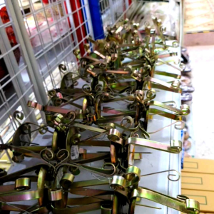 ขาตั้งเทียนพรรษา ขาตั้งเหล็ก2.5×2.5×4นิ้ว สำหรับตั้งเทียนพรรษา ถวายพระสงฆ์