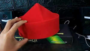 Peci Model Kerucut Merah: Desain & Aksesoris Dekorasi Rumah