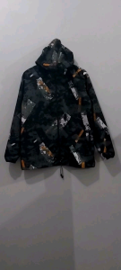 Jaket Parasut Desain Unik & Olahraga Nyaman