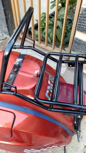 Backrack Madrid Hitam Vespa Universal