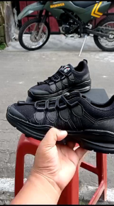 Pilihan Sepatu Sekolah: Hitam Polos Murah & Olahraga Premium
