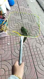 สวิงตักปลาด้ามสั้น สวิงด้ามเหล็ก ที่ตักปลา สวิงตักปลา กระชอนตักปลา ขนาดความยาว 60 ซม. ปากกว้าง 30 ซม. ขนาดตา 3 ซม. สานด้วยด้ายโปลีสีเขียวทรงสี่เหลี่ยม แข็งแรง ทนทาน ใช้งานอเนกประสงค์