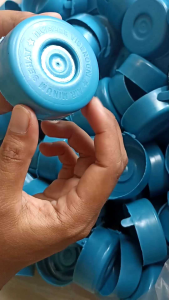 Tutup Galon Isi Ulang 1000 pcs murah warna biru bahan elastis anti tumpah anti pecah merek IB