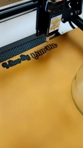 โลโก้หน้าตู้ลำโพง โลโก้ DIY (รับตัดตามแบบหรือให้ทางร้านออกแบบให้) ทักแชททางร้านได้เลย เเผ่นอะคริลิคหนา 2 มิลสีดำพ่นสีทองเลือกขนาดได้ตามใจชอบ เพิ่ม CM ละ 10 บาท ความกว้างความสูง