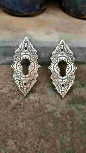 Tutup Lubang Kunci Pintu Rumah Kuningan Motif Piramid Ukir Antik 2 Pcs