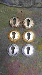 Tutup Lubang Kunci Pintu Rumah Kuningan Motif Ukir 2 Pcs