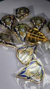 เข็มที่ระลึก ร.10 เข็มราขาภิเษก และ เข็ม72พรรษา มีให้เลือก2แบบ แบบเข็มกลัดและแบบหมุดปัก งานละเอียดคมขัดสวยงามมาก คุณภาพดีเริ่ด ราคาดีงาม (ไม่กล่อง)