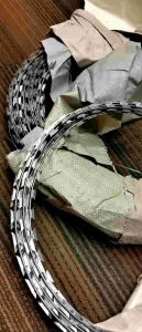 Razor Barbed wire/ Concertina Hot Dip Galvanized For Plantation and Security Duri Dawai Dusun铁蒺藜带刺钢丝防盗围墙网