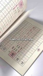 Vở luyện viết 300 c Hán cơ bản cho người mới ( TẶNG 1 BÚT 10 ngòi bay màu + bút chì )