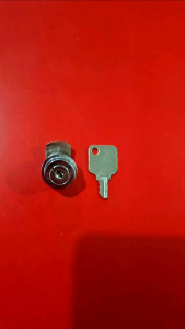 GEMBOK + KUNCI ENGSEL PINTU SHOWCASE POLYTRON ORIGINAL.