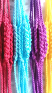 ฝ้ายผูกข้อมือ สายสิญจน์ผูกข้อมือ ถักด้วยมือ9ถัก เพื่อเป็นสิริมงคล ขนาด1.5-2 มิล ความยาว 30-34ซม. 9 สี ขายดี